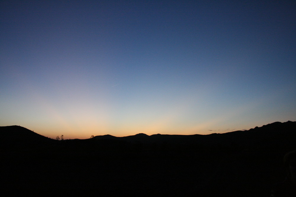 Späte Momente eines Sonnenuntergangs in der Wüste von Marokko