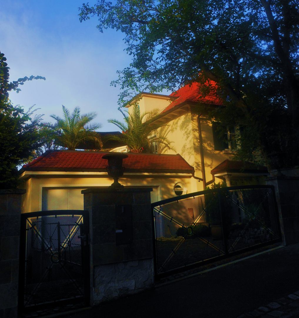 spätes Sonnenlicht auf schönen mediterranen Häusern .....