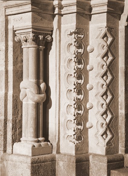 Spätgotische Säulen am Karner in Mödling