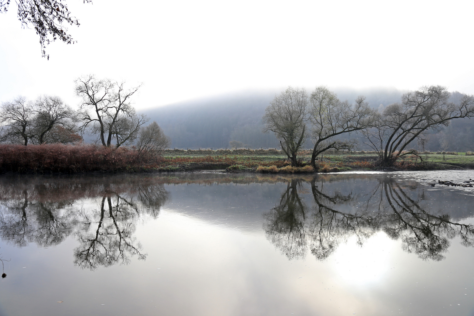 Spätherbst am Fluss