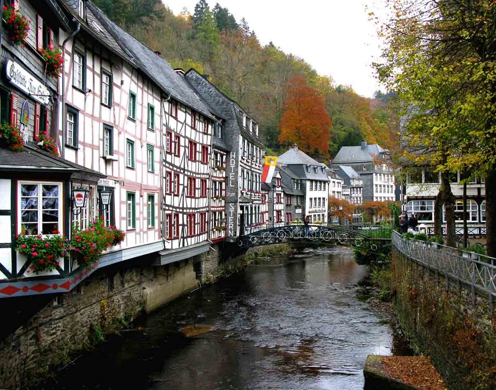 Spätherbstliches Eifelstädtchen "Monschau" mit der Rur.