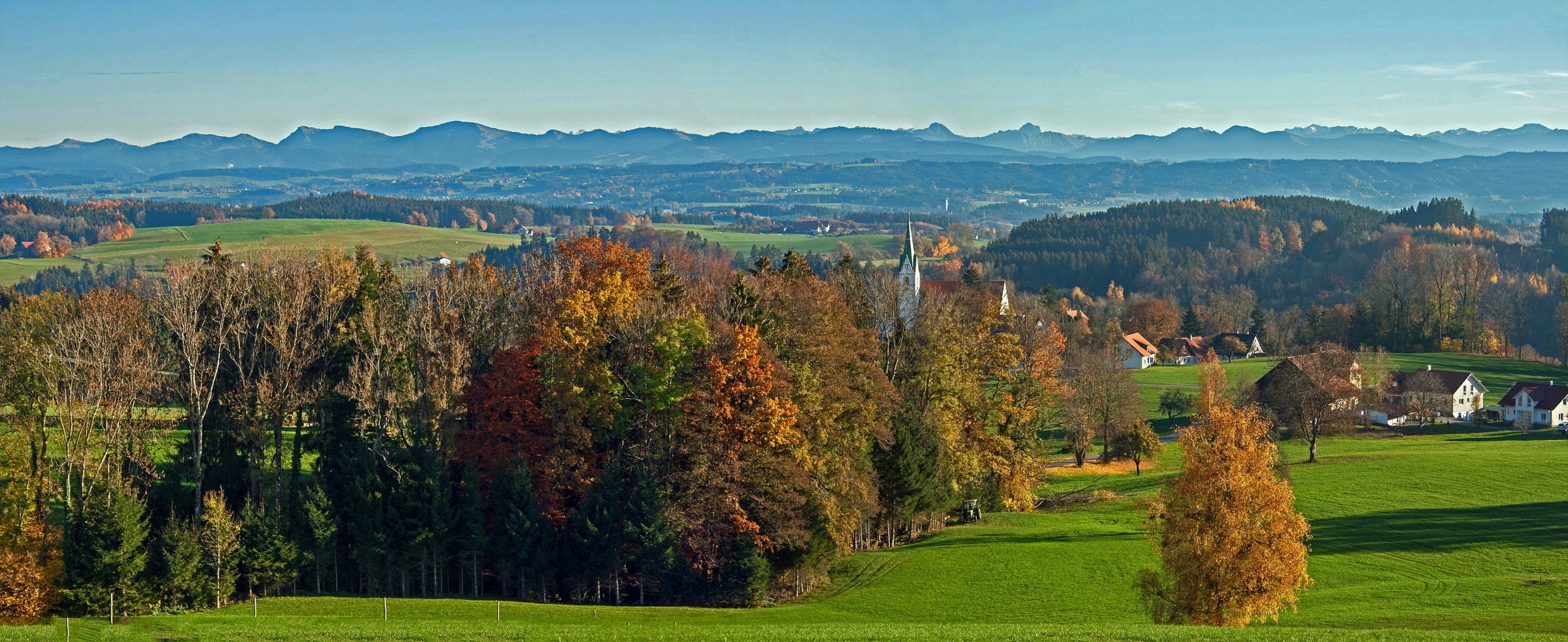Spätherbstpanorama im Allgäu mit Wallfahrtskirche Pfärrich