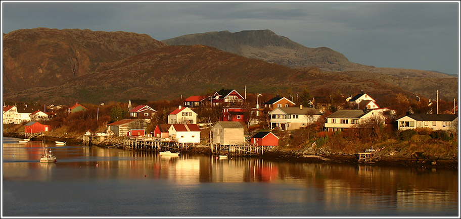 Spätnachmittagsonne auf Brønnøysund