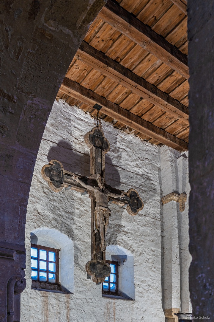 Spätromanisches Kreuz aus dem Seitenchor gesehen