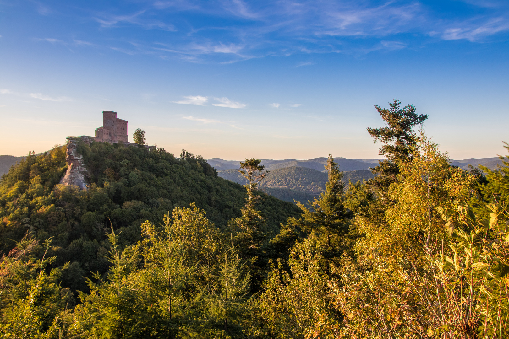 Spätsommer über Burg Trifels