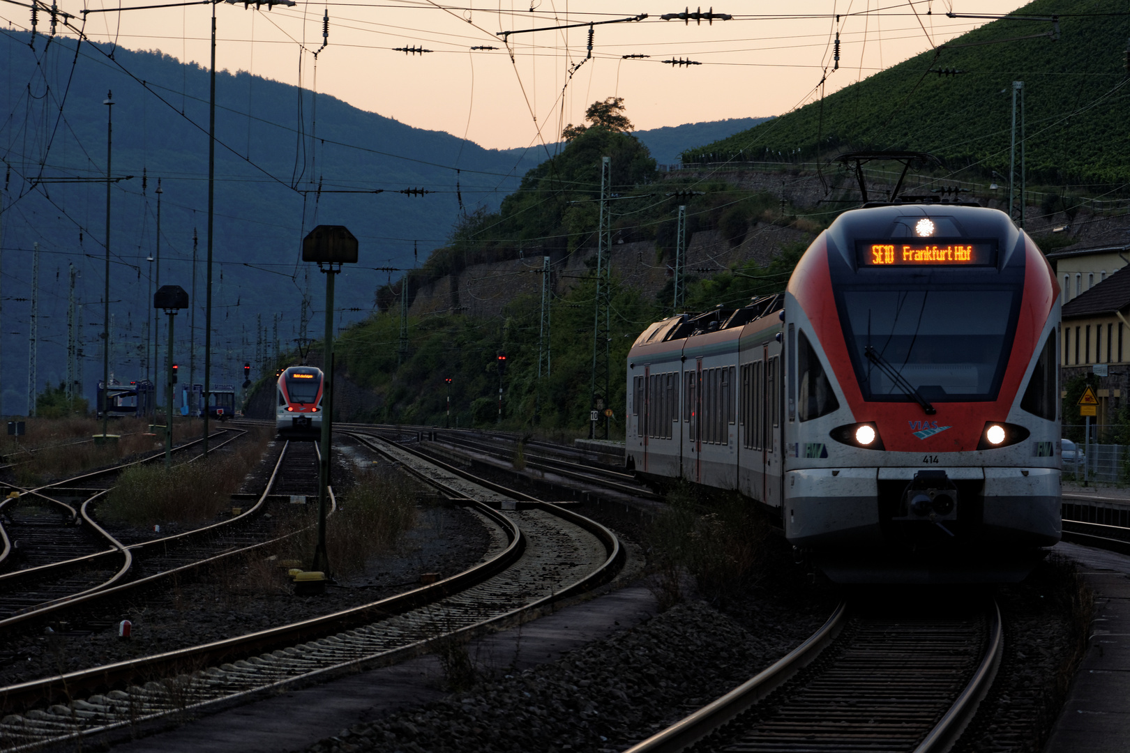 Spätsommerabend am Bahnhof Rüdesheim am Rhein