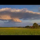 Spätsommerabendpanoramaaufnahme mit Wolke