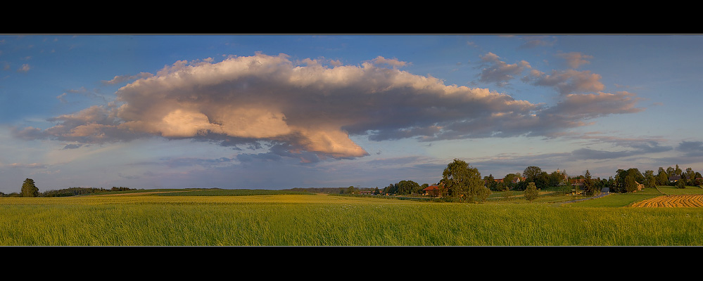 Spätsommerabendpanoramaaufnahme mit Wolke