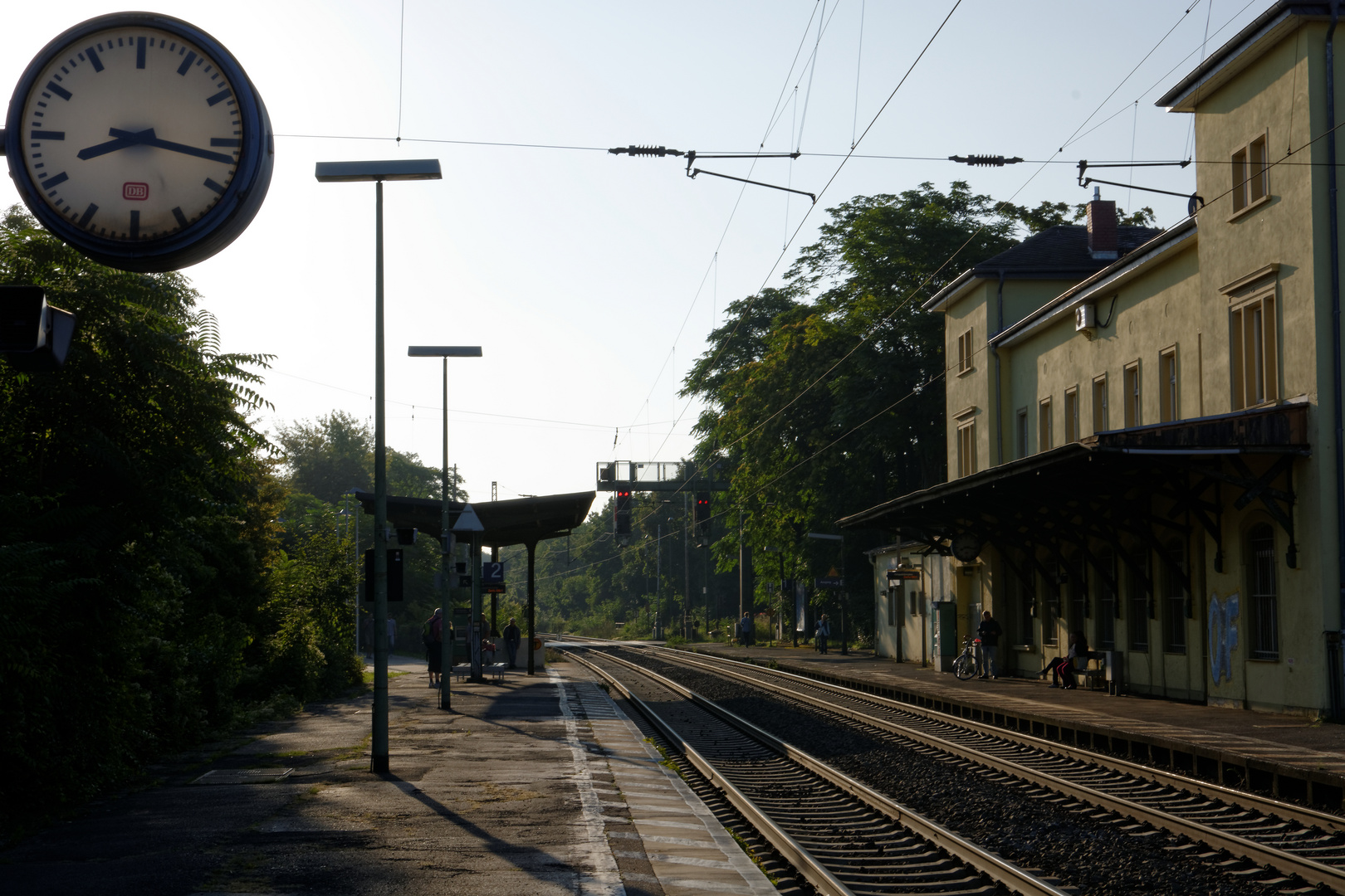 Spätsommermorgen am Bahnhof Wiesbaden-Biebrich