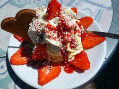 Spagetti-Eis mit Erdbeeren