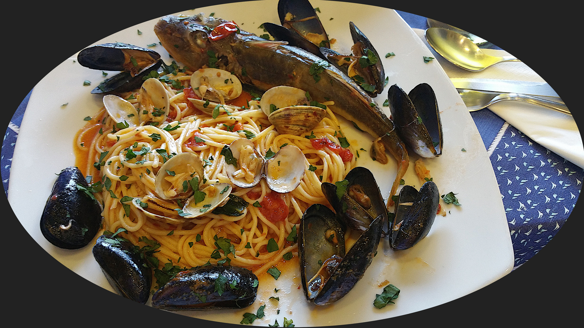 Spaghetti alla pomodoro, pesce, cozze e vongole