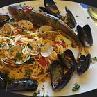 Spaghetti alla pomodoro, pesce, cozze e vongole