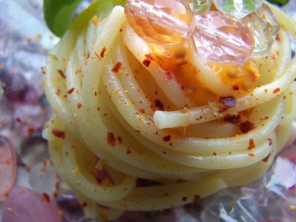 Spaghetti mit Chili und Perlen