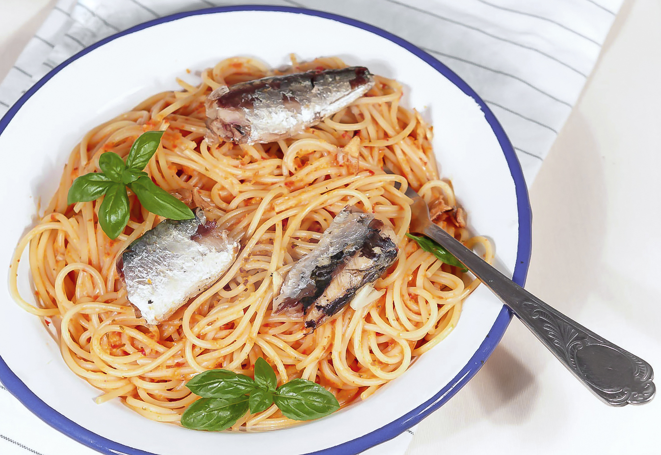 Spaghetti mit Paprikasauce und Sardinen