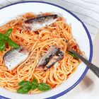 Spaghetti mit Paprikasauce und Sardinen
