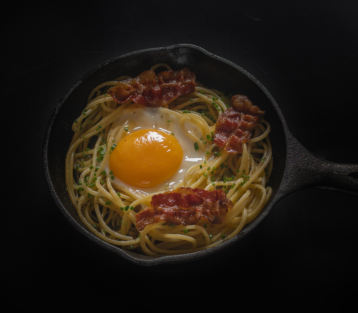 Spaghetti mit Schnittlauch,Spiegelei und Speck