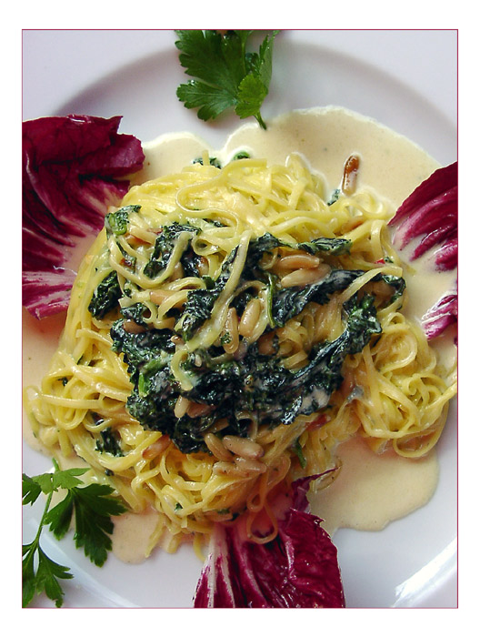 Spaghetti mit Spinat-Gorgonzola-Sauce Foto &amp; Bild | stillleben, food ...