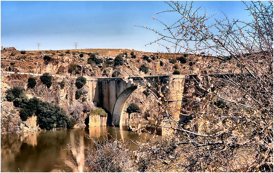 Spagna. Strada sul fiume Tejo .