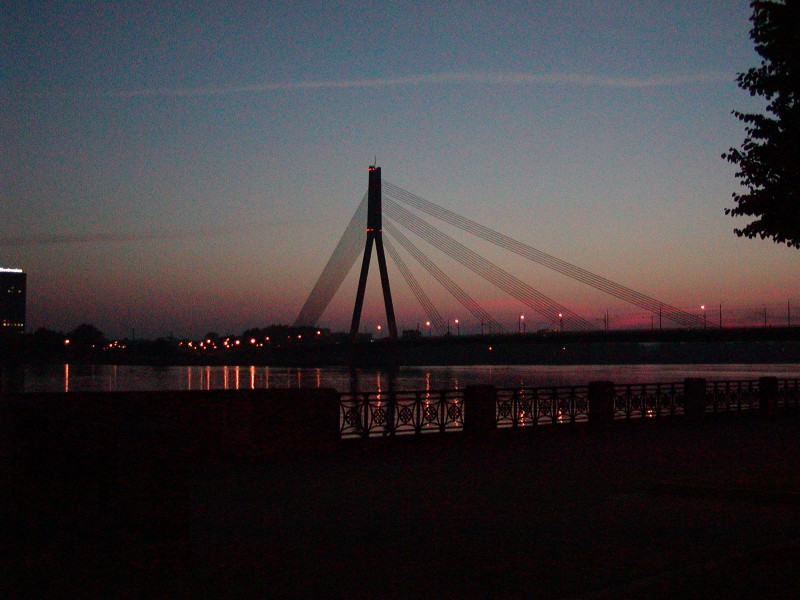 Spannbrücke bei Nacht