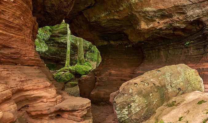Spannende Durchblicke und Durchgänge bekommt man bei den Altschlossfelsen geboten.