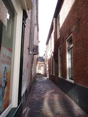 spannende, enge Gasse im niederlänischen Groningen