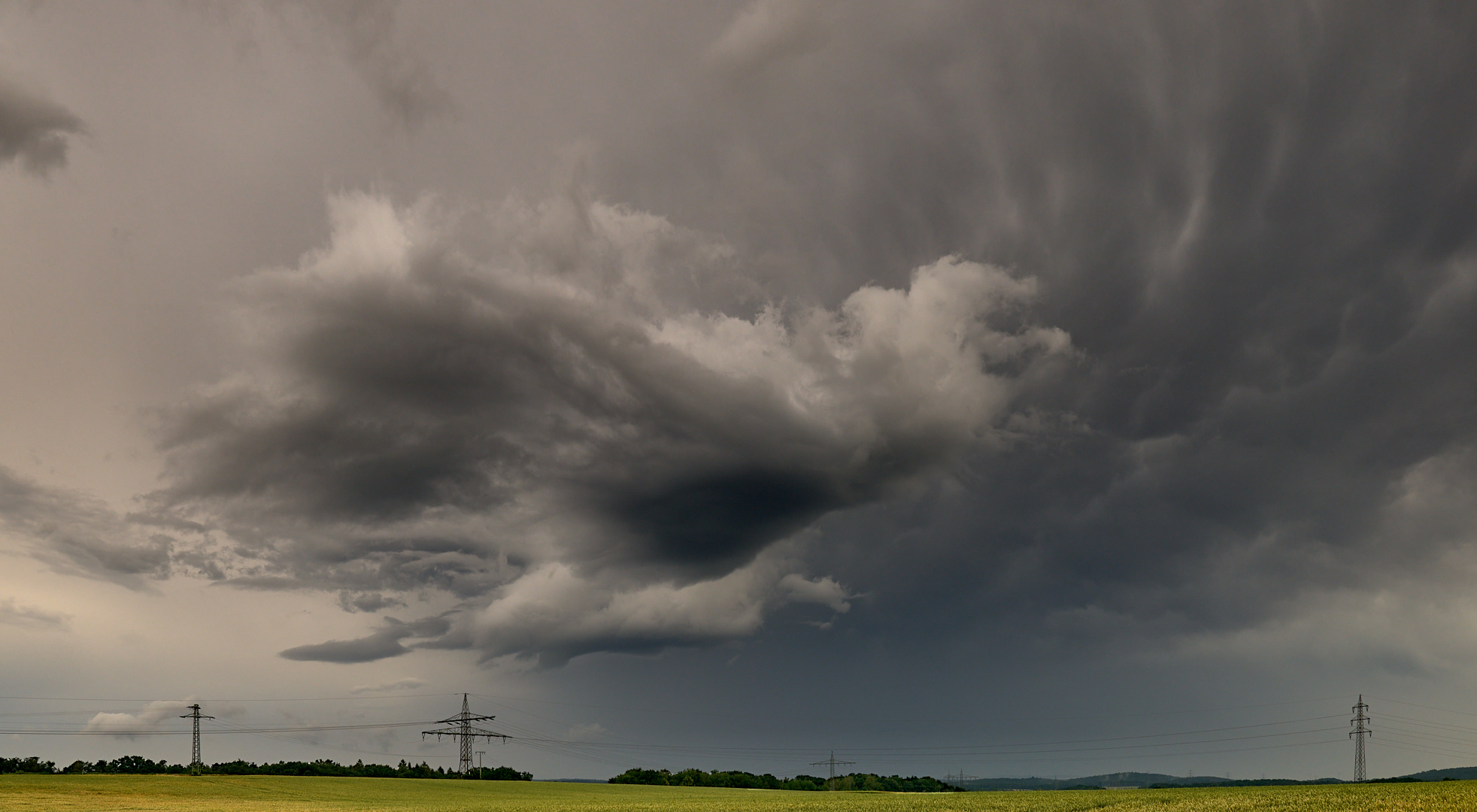 Spannung liegt in der Luft, so ein Wolkenbild bekommt nicht alle Tage vor die Linse, heute... 