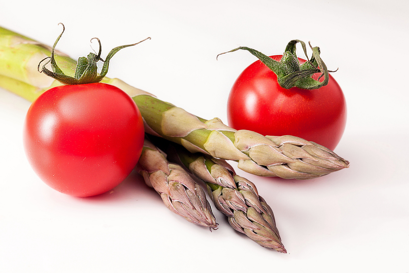 Spargel an Tomate