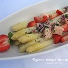 Spargel mit Erdbeeren und Lachs