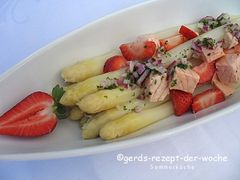 Spargel mit Erdbeeren und Lachs