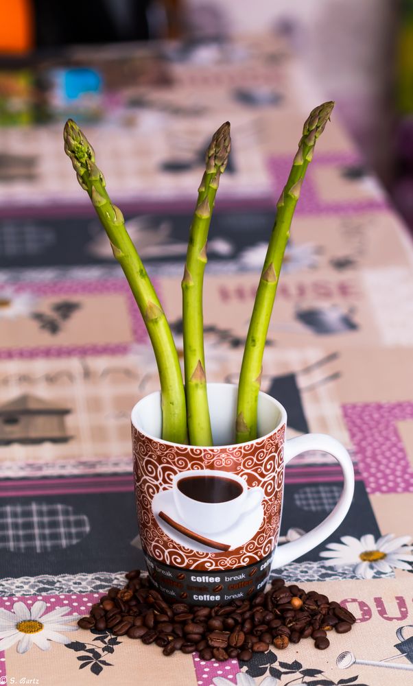 Spargelzeit  - Eine Tasse Spargel mit Kaffee