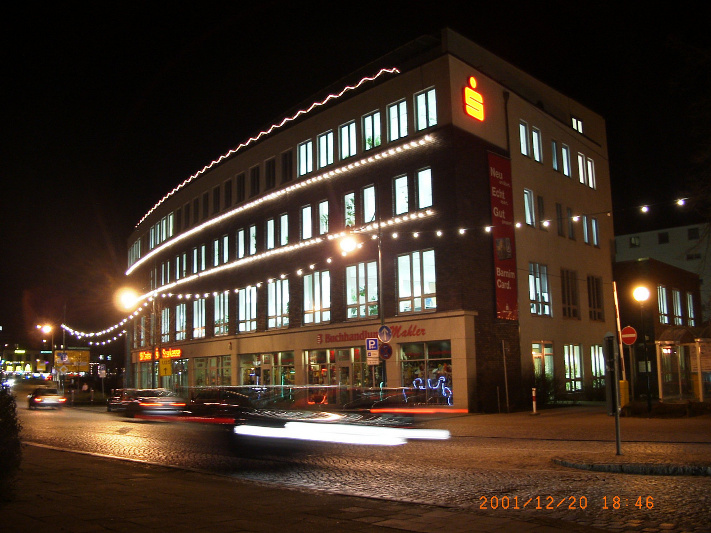 Sparkasse bei Nacht