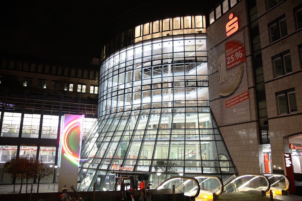 Sparkasse bei Nacht - Köln Neumarkt