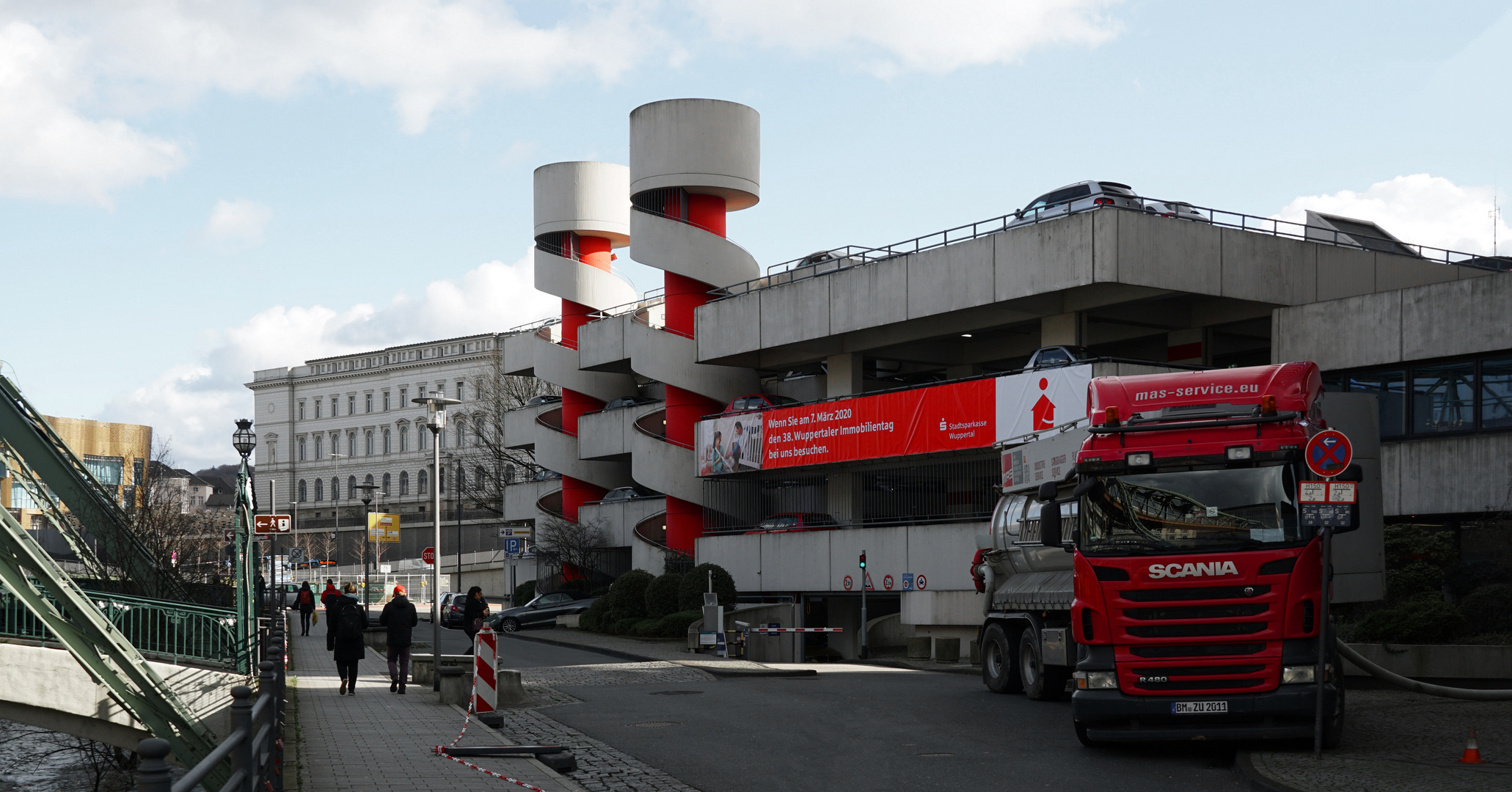 Sparkassen Parkhaus       UJUC Lundi-rouge