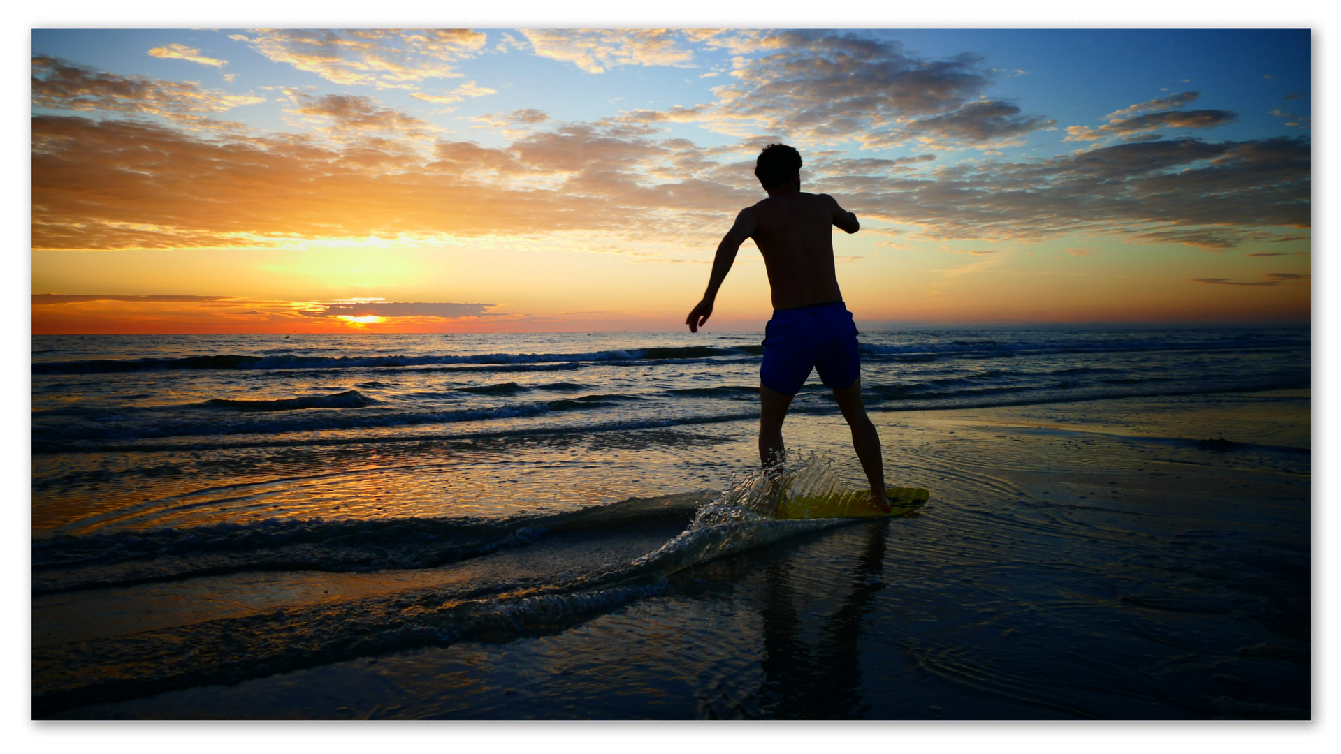 Spart am Meer und das auch noch im Sonnenuntergang