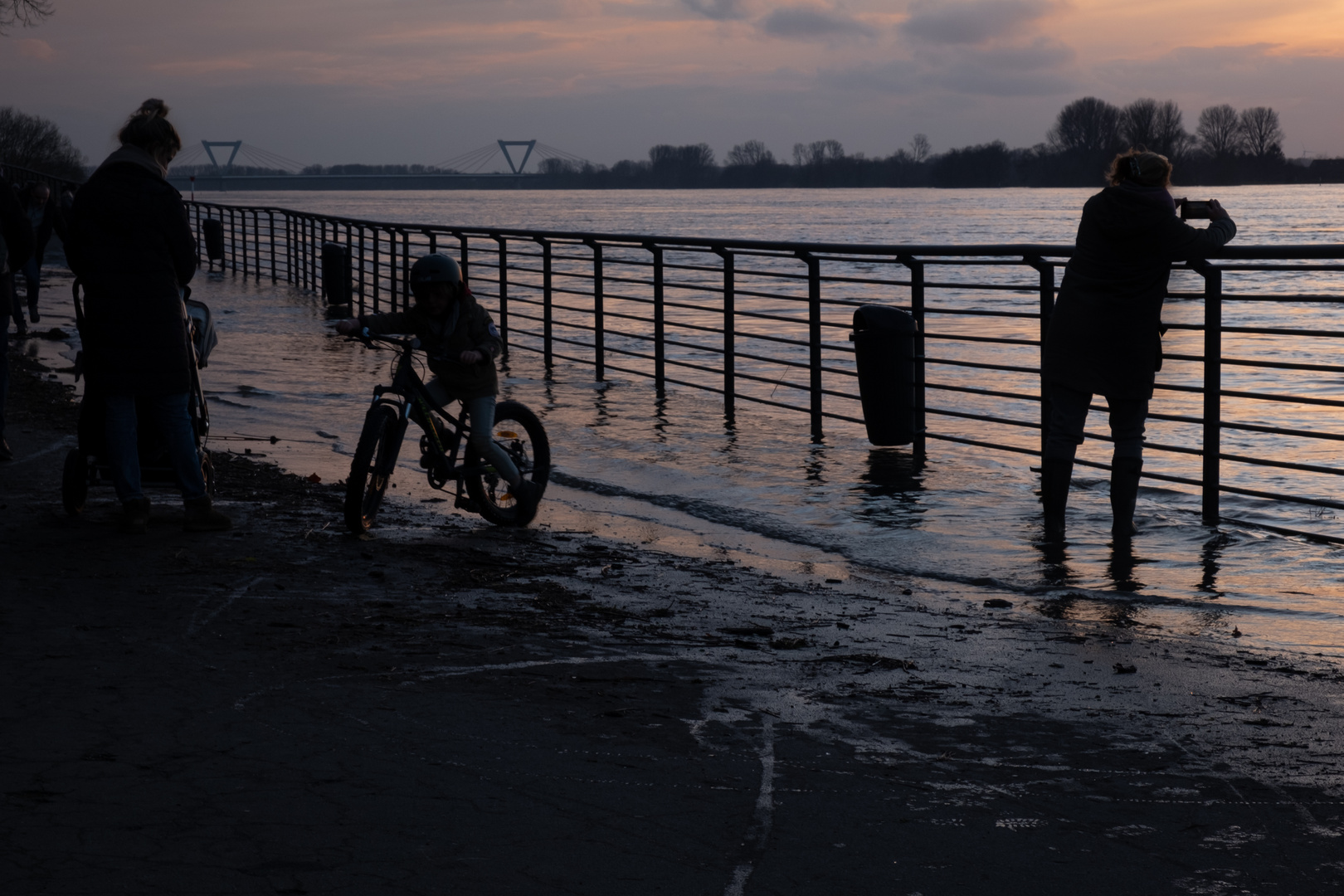 Spaß im/am Rhein bei Hochawsser