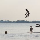 Spaß, lachen, vor Freude kreischend.... ein Vater mit seinen Söhnen....