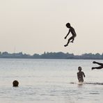 Spaß, lachen, vor Freude kreischend.... ein Vater mit seinen Söhnen....