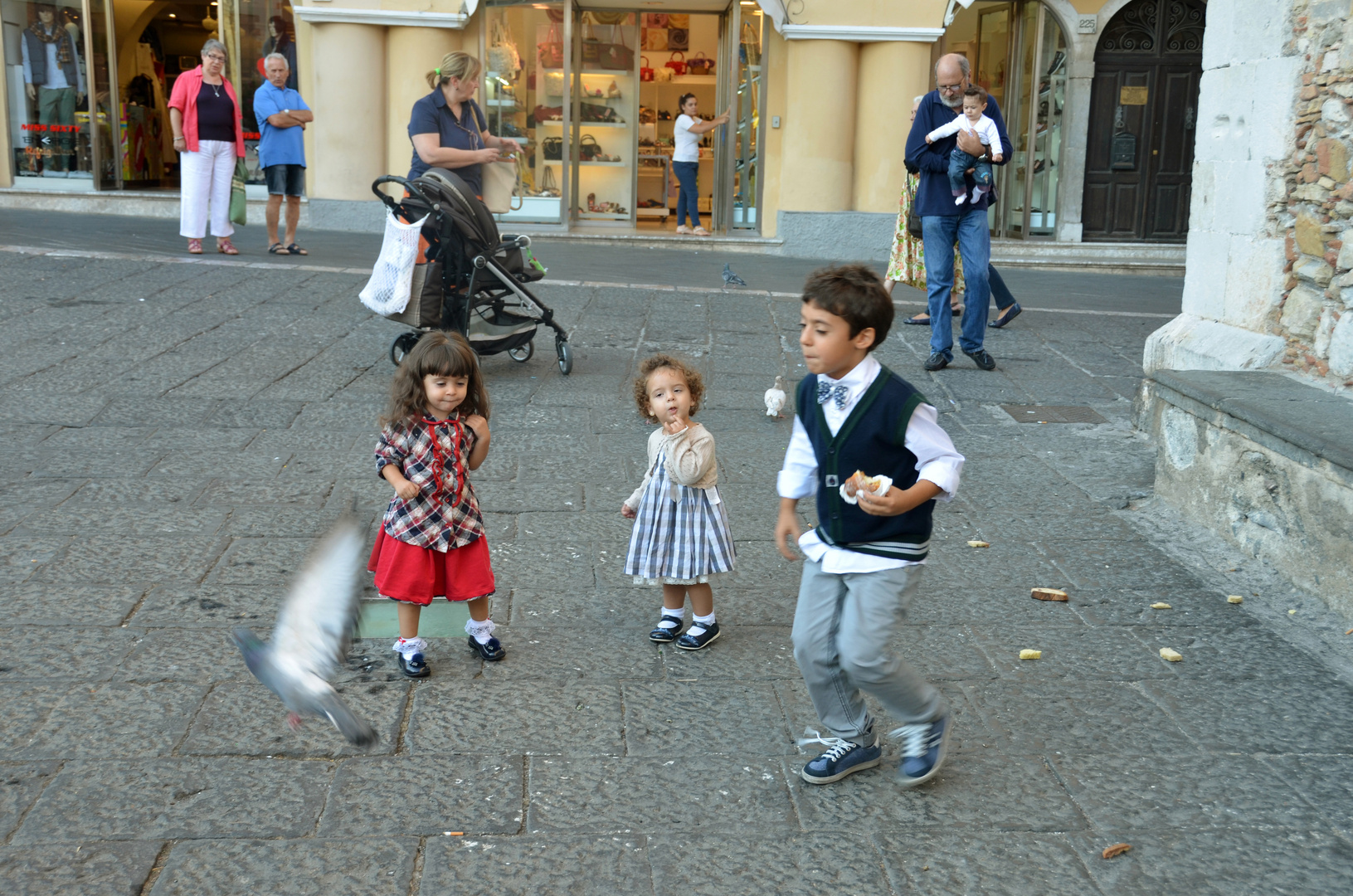 Spaß mit Tauben in Taormina auf Sizilien