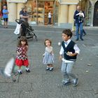 Spaß mit Tauben in Taormina auf Sizilien