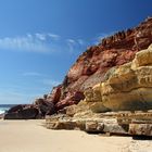 "Spazieren entlang am Strand der Farbenpracht der Felsen"