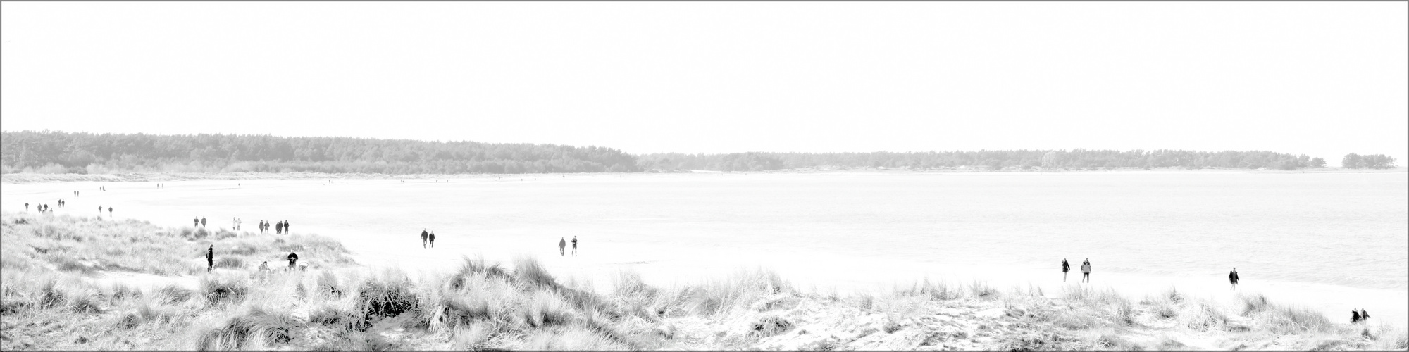 Spazierende am Strand von Prerow surreal