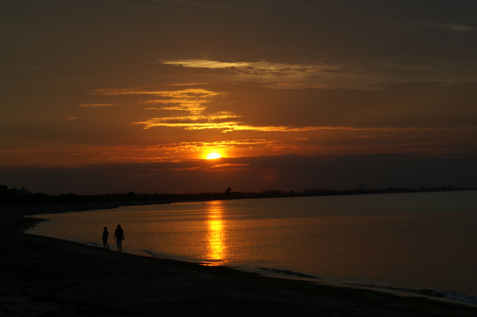 Spazierende im Sonnenuntergang