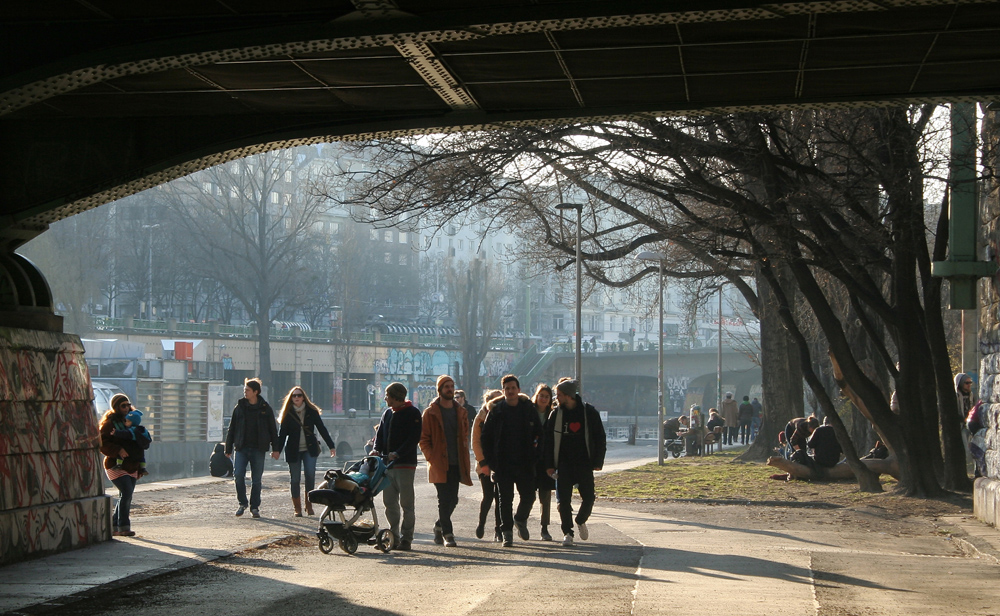 Spaziergänger am Donaukanal