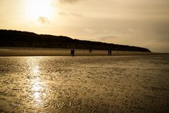 Spaziergänger am Spiekerooger Strand im Winter