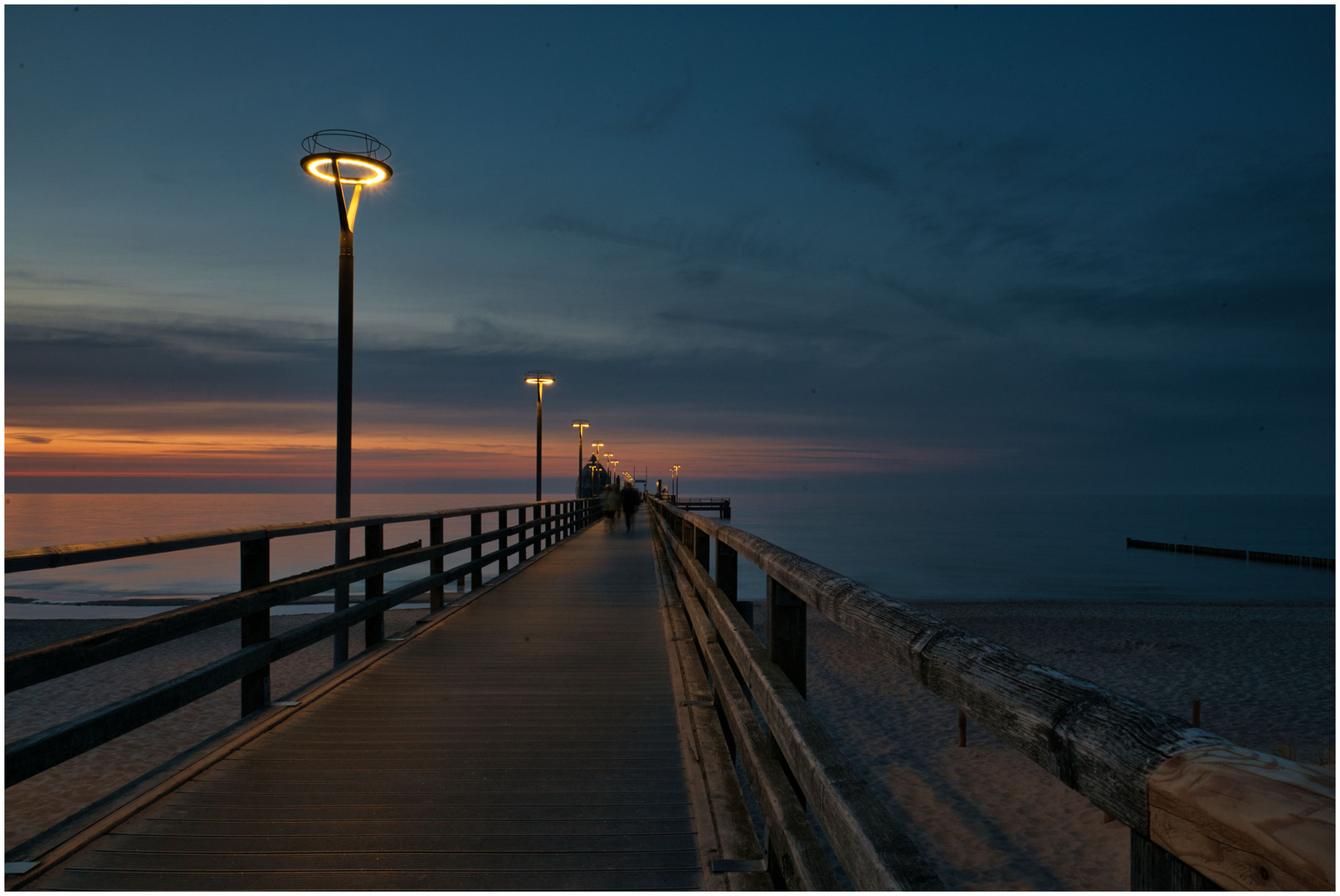 Spaziergänger auf der Seebrücke