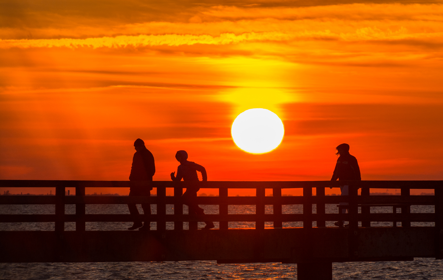 Spaziergänger auf der Seebrücke