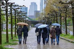 Spaziergänger im Aprilregen