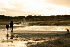 Spaziergänger im Winter and Spiekerooger Strand