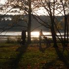 Spaziergänger in der Herbst-Sonne