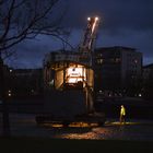 Spaziergänger mit Kran an der Weseler Werft in Frankfurt zur "Blauen Stunde"